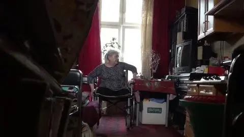 61-letnia Agnieszka Misiak od pięciu lat uwięziona jest na pierwszym piętrze zniszczonej kamienicy