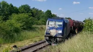 Widok na uszkodzoną lokomotywę
