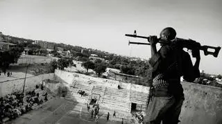 21.02.2012, Mogadiszu, Somalia, somalijskie koszykarki opłacają uzbrojonych ochroniarzy, aby pilnowali spokoju i porządku podczas rozgrywanych meczy.
