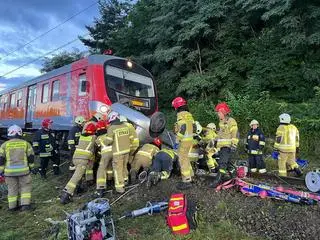 Zderzenie pociągu z samochodem, nie żyją dwie osoby