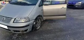 Kierowca, nie zważając na usterkę, kontynuował jazdę na samej feldze