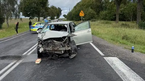 Na DK15 zderzyły się dwie osobówki
