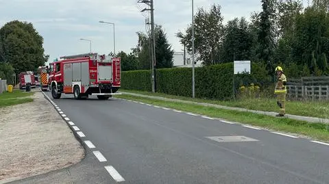 Na miejscu działają strażacy