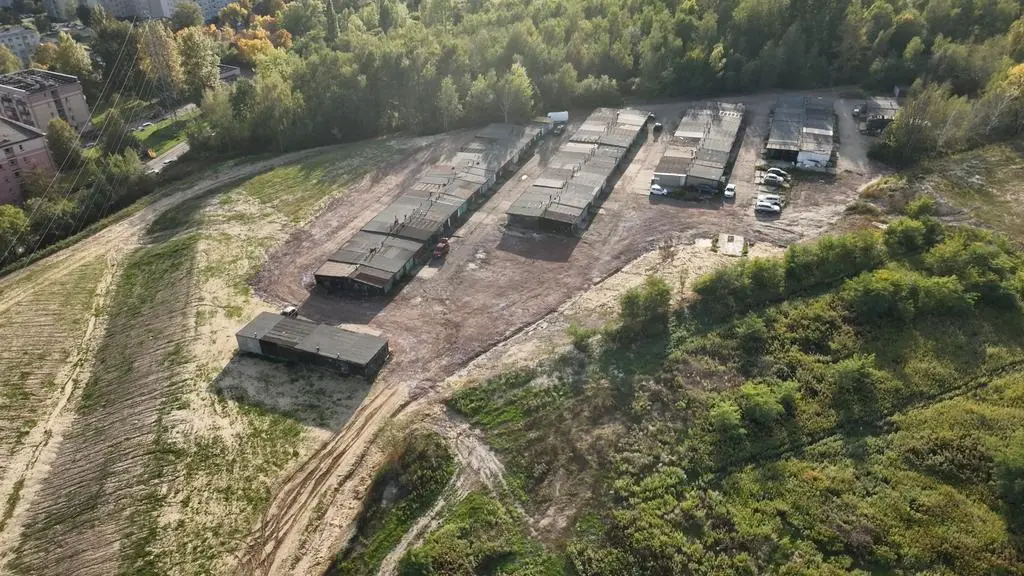 Na obszarze hałdy znajdują się garaże