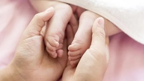 Kobieta z COVID-19 urodziła dziecko. Podejrzewają, że przekazała mu swoje przeciwciała