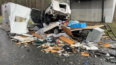 Fordem z przyczepa kampingową jechała rodzina