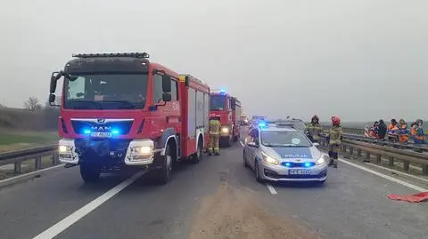 Wjechał autem w pracowników drogowych. Jeden zginął, drugi jest w ciężkim stanie