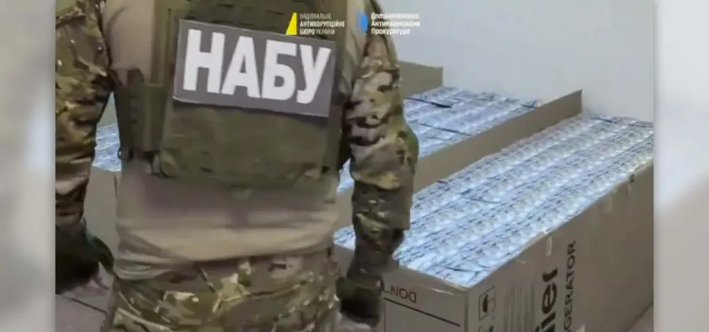 Kartony wypełnione dolarami z łapówek. To fejk Michała Wosia