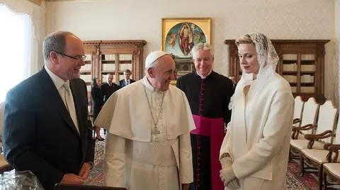 Księżna Charlene nie skorzystała z wyjątkowego przywileju. Na audiencji u papieża Franciszka pojawiła się w czarnej sukience