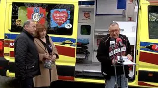 Єжи Овсяк і карета "швидкої" від "Великого оркестру різдвяної благодійності" 