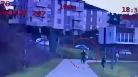 Nastolatek ucieka przed radiowozem policji