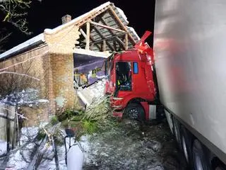 Zderzenie tira z osobówką. Ciężarówka wjechała w dom w Zaleszanach