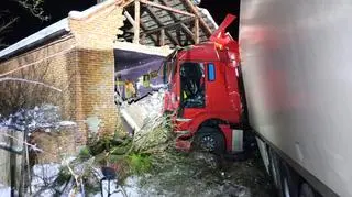 Zderzenie tira z osobówką. Ciężarówka wjechała w dom w Zaleszanach