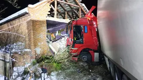 Zderzenie tira z osobówką. Ciężarówka wjechała w dom w Zaleszanach