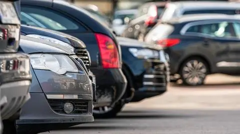 Miejsca parkingowe "bez centralnego planowania". Ministerstwo proponuje zmianę