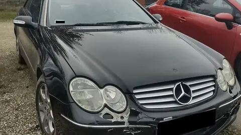 Pijany kierowca uderzył w auto na poboczu. Czekając na policję, zasnął za kierownicą