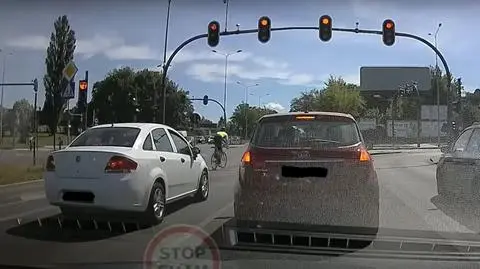 Rowerzysta przejechał dwa razy na czerwonym