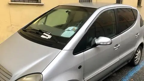 Za wycieraczką plik kar za nieopłacone parkowanie przed szpitalem. Już ich nie zapłaci