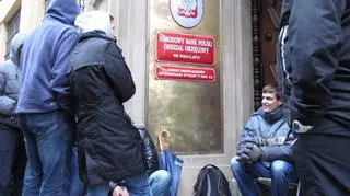 Najwytrwalsi pod wrocławskim NBP czekają od piątkowego popołudnia.