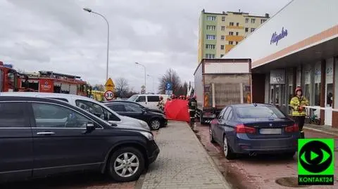 Cofał i "prawdopodobnie nie zauważył kobiety idącej chodnikiem". Piesza zginęła na miejscu