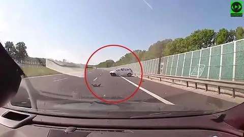 Z lewego pasa wypadła na awaryjny, auto rozbiło się na barierach. Nagranie z S8