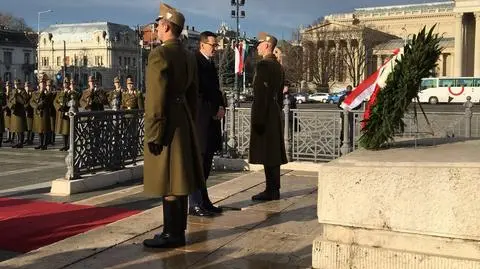 Morawiecki składa kwiaty pod Pomnikiem Tysiąclecia