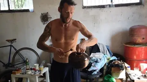 Rafał "Turbo" Promiński gra na wykonanym przez siebie tank drumie