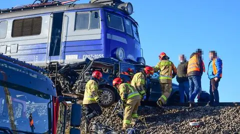 Wjechała autem pod pociąg osobowy. Kobieta nie żyje, dwoje dzieci w szpitalu