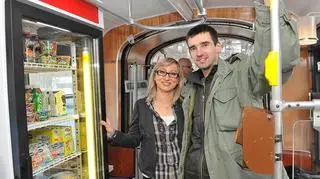 Studenci w tramwaju zaadoptowanym na kawiarnię