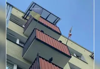 Brudne i podarte flagi na balkonie. Interweniowała straż miejska