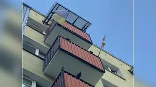 Flagi wisiały na jednym z balkonów 
