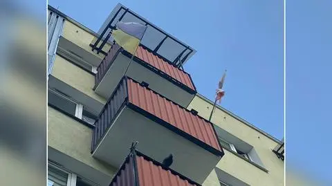 Brudne i podarte flagi na balkonie. Interweniowała straż miejska