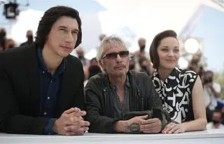 Marion Cotillard, Adam Driver i reżyser Leos Carax pozują fotoreporterom w Cannes