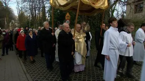 Procesja rezurekcyjna z udziałem arcybiskupa Kazimierza Nycza w Komorowie pod Warszawą