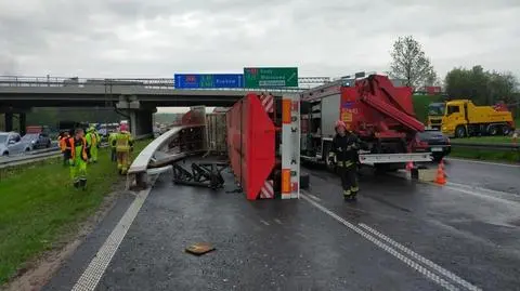Przewrócona ciężarówka i zderzenie trzech aut na autostradzie. Ruch w kierunku Krakowa był utrudniony przez wiele godzin