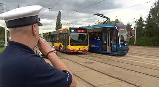 Tramwaj ma zawsze pierwszeństwo na przejściu dla pieszych bez względu na to, gdzie się znajdujemy