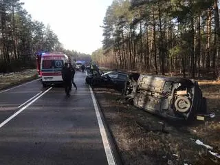 59-letni kierowca wyprzedzał "na trzeciego" i zderzył się z dwoma autami
