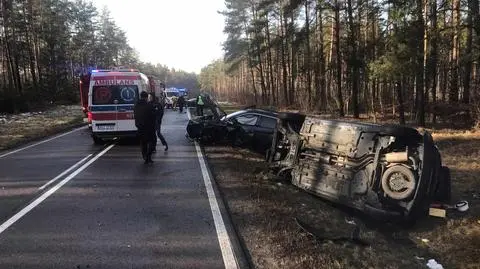 59-letni kierowca wyprzedzał "na trzeciego" i zderzył się z dwoma autami