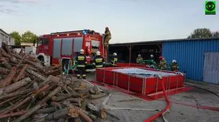 Strażacy dowozili wodę z innych części miasta i pompowali ją do zbiorników