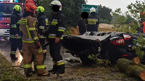 Drzewo upadło na jadący samochód. Jedna osoba nie żyje, trzy są ranne