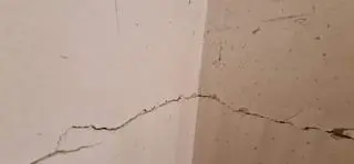 Popękana ściana jednego z domów w Libiążu