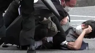w mieszkaniu 41-letniego sprawcy ataku, Tetsui Yamagamiego, znaleziono kilka innych rodzajów broni