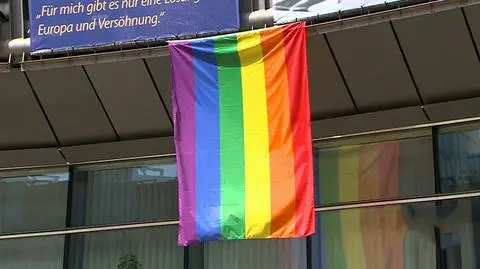 Parlament Europejski wywiesza tęczową flagę. PiS protestuje