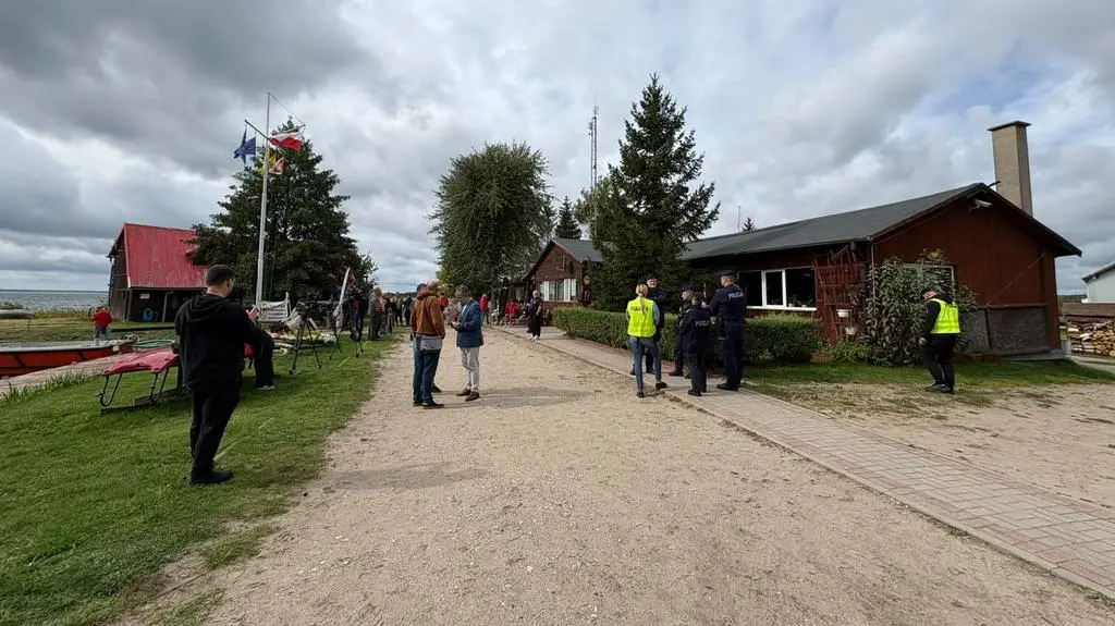 Komornik wszedł z policją do bazy ratowników. Gmina daje im dwa tygodnie na opuszczenie działki