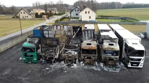 Kilka ciężarówek spłonęło na parkingu. Strażacy uratowali dom