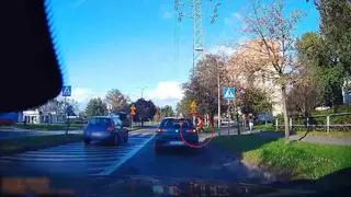 Kobieta z wózkiem weszła na pasy, kierowca się nie zatrzymał