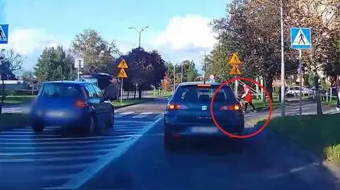 Kobieta z wózkiem weszła na pasy, kierowca się nie zatrzymał