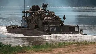 Pokonywanie przeszkody wodnej w czasie ćwiczeń Anakonda-23  