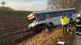 Samochód uderzył w autobus z przedszkolakami. 29-latek zginął na miejscu