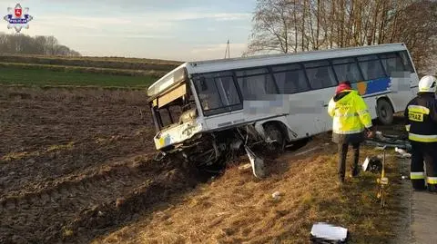 Samochód uderzył w autobus z przedszkolakami. 29-latek zginął na miejscu